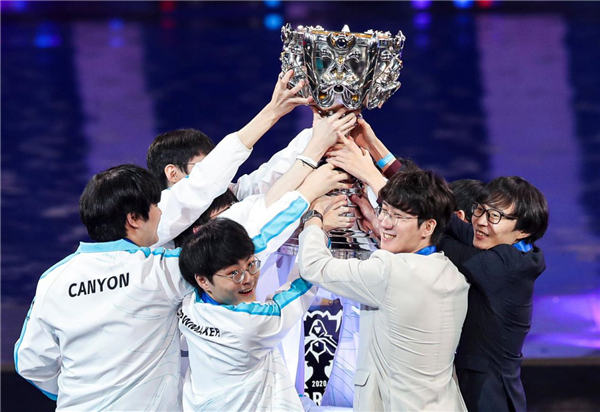 Yagao：没想到对面会拿尼菈 但我们下路组说没问题可以应对