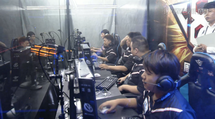 【lpl战报】V5 2-0 FPX：Photic掏出彗星女枪 V5轻取FPX继续领跑积分榜